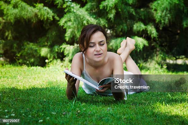 Foto de Mulher Lendo Em Um Parque e mais fotos de stock de 30 Anos - 30 Anos, Adulto, Aprender