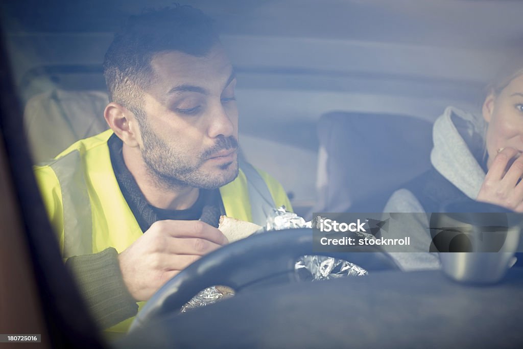 Zwei Bauarbeiter, die Mittagspause - Lizenzfrei Auto Stock-Foto