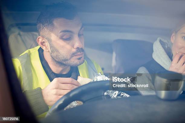 Photo libre de droit de Construction Deux Travailleurs Ayant Pause Déjeuner banque d'images et plus d'images libres de droit de Voiture