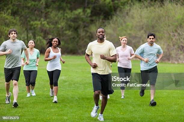 Foto de Grupo De Fitness Ao Ar Livre e mais fotos de stock de 20 Anos - 20 Anos, 30 Anos, Acampamento Militar