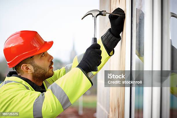 Construcción Trabajador Utiliza Un Martillo Para Recorrer Clavos En Pared Foto de stock y más banco de imágenes de 25-29 años