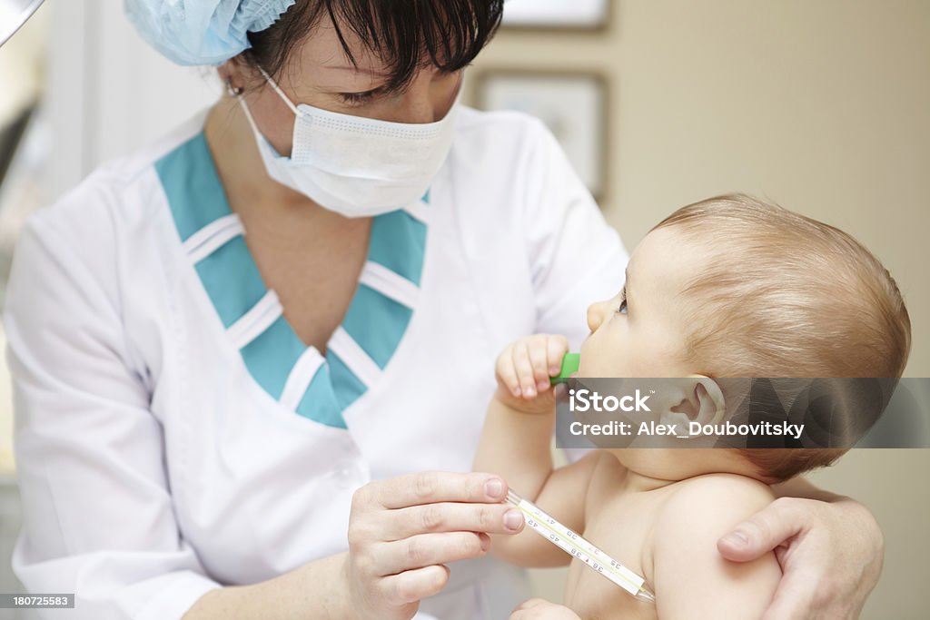 Baby healthcare und Behandlung. Medizinische Symptome. Temperaturmessung - Lizenzfrei 6-11 Monate Stock-Foto