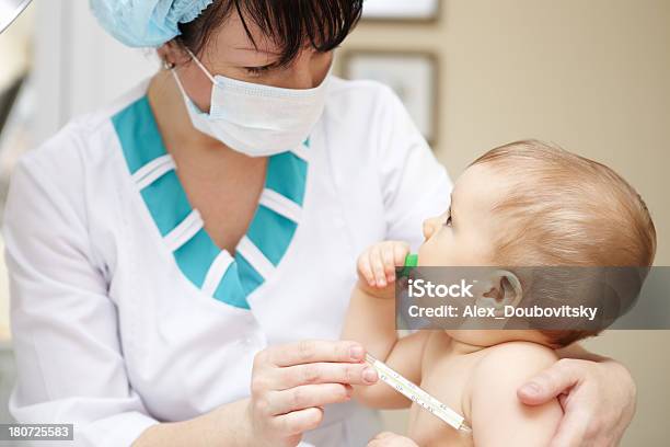 Baby Healthcare Und Behandlung Medizinische Symptome Temperaturmessung Stockfoto und mehr Bilder von 6-11 Monate