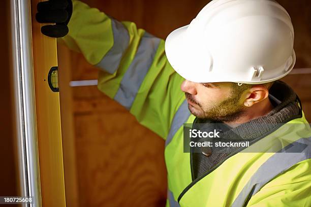 Trabalhador Da Construção Civil A Verificar O Nível Vertical No Local - Fotografias de stock e mais imagens de 25-29 Anos