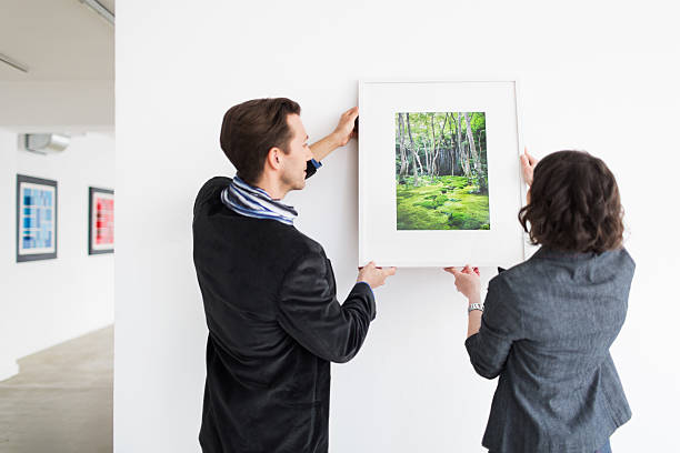 istock Gallery Owner Hanging Picture 180725650