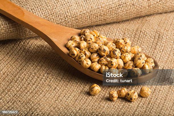 Por Ejemplo Los Garbanzos Foto de stock y más banco de imágenes de Garbanzo - Garbanzo, Asado - Alimento cocinado, Cuchara