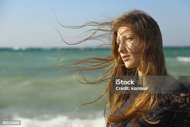 여자아이 긴 모발 코스트 여자에 대한 스톡 사진 및 기타 이미지 - 여자, 폭풍, 해변