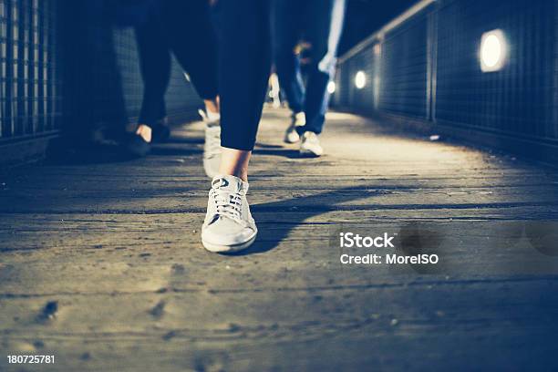 Foto de Caminhada Em Um Calçadão Por Diária e mais fotos de stock de Andar - Andar, Atividade, Cidade