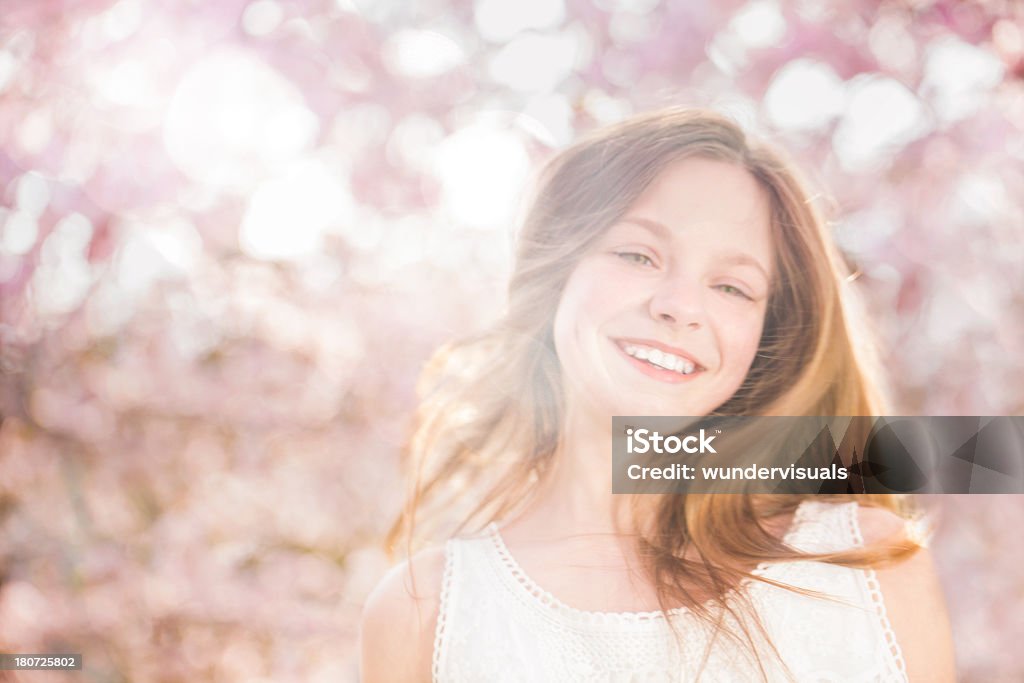 Sonriente niña mirando a cámara durante la primavera - Foto de stock de Adolescencia libre de derechos