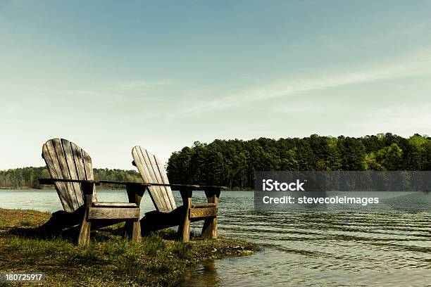 Adirondack Sillas Foto de stock y más banco de imágenes de Aire libre - Aire libre, Bosque, Cómodo - Conceptos