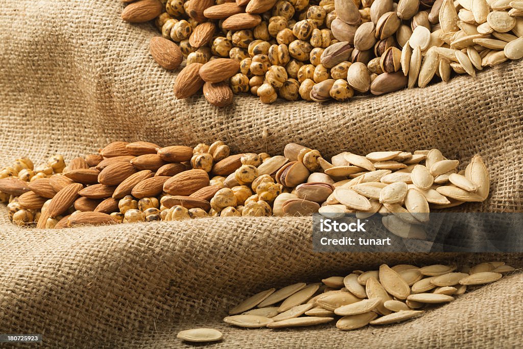 Amêndoas, sementes de abóbora, pistache, grão-de-bico - Foto de stock de Amendoim - Noz royalty-free