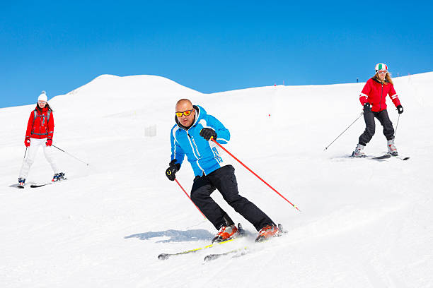 narciarstwo grupy na stok w górach - winter friendship france italy zdjęcia i obrazy z banku zdjęć