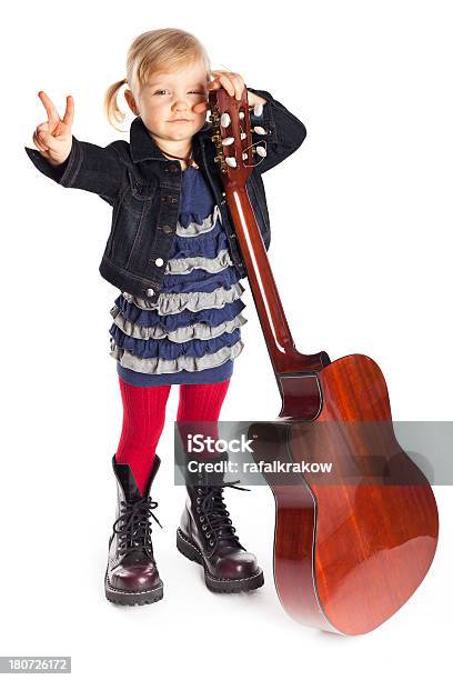 Photo libre de droit de Petite Fille Posant Avec Guitare banque d'images et plus d'images libres de droit de Chaussures - Chaussures, D'ascendance européenne, Enfant