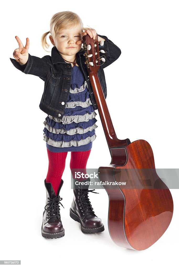 Bambina in posa con chitarra - Foto stock royalty-free di Abbigliamento casual