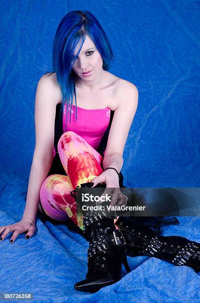 블루 Haired Teen 휴식 손을 부팅 가죽에 대한 스톡 사진 및 기타 이미지 - 가죽, 갈색 눈, 개념