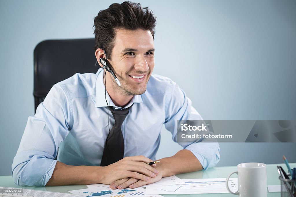 Business Mann lächelnd Kundenservice - Lizenzfrei Am Telefon Stock-Foto