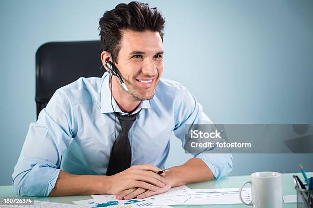 Business Mann Lächelnd Kundenservice Stockfoto und mehr Bilder von Am Telefon - Am Telefon, Arbeiten, Berufliche Beschäftigung