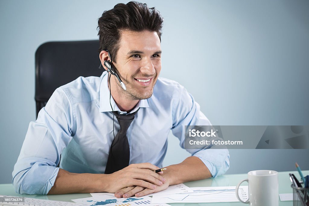 Negócios homem sorridente o serviço de atendimento ao cliente - Foto de stock de 20 Anos royalty-free