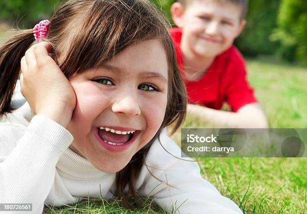 Foto de Crianças Se Divertindo Ao Ar Livre e mais fotos de stock de 6-7 Anos - 6-7 Anos, 8-9 Anos, Amizade