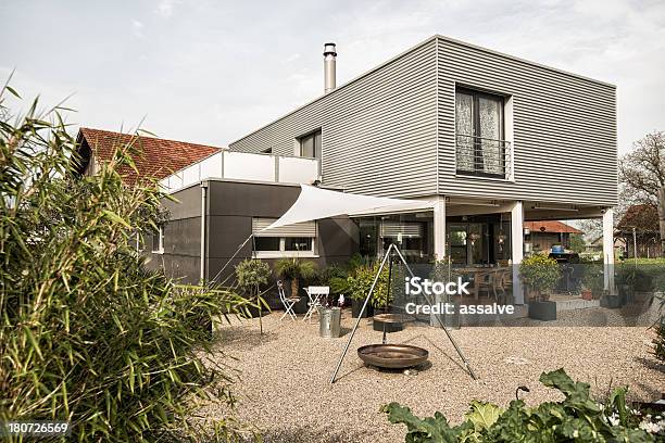 Casa Con Giardino Di Lusso In Svizzera - Fotografie stock e altre immagini di Casa - Casa, Svizzera, Ampliamento di una casa