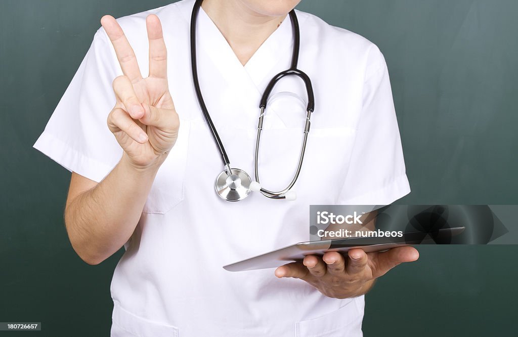 Mulher médico dando Sinal de Paz - Royalty-free Adulto Foto de stock