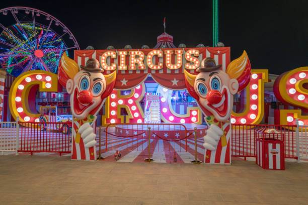 entrada para o parque de diversões e circo infantil na global village. - ferris wheel carnival wheel amusement park ride - fotografias e filmes do acervo