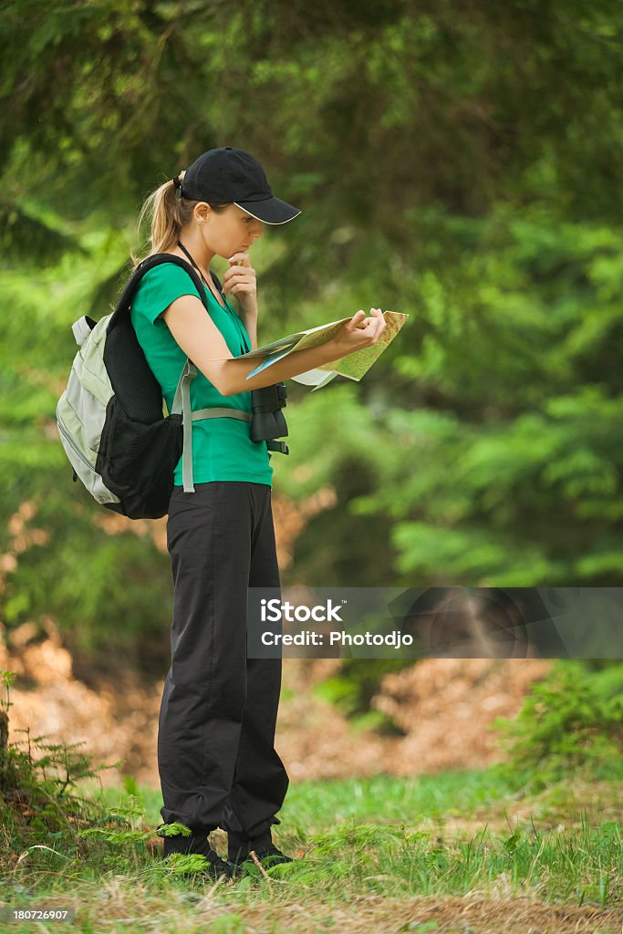 Mulher caminhadas - Foto de stock de Adulto royalty-free