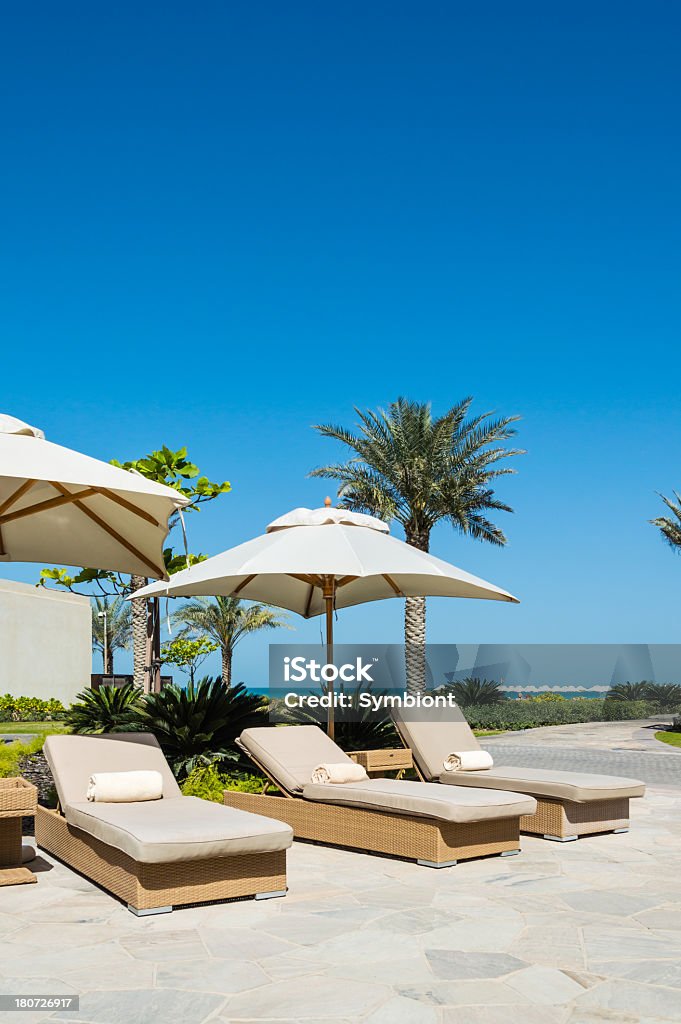 Sonnenliegen am pool - Lizenzfrei Abu Dhabi Stock-Foto