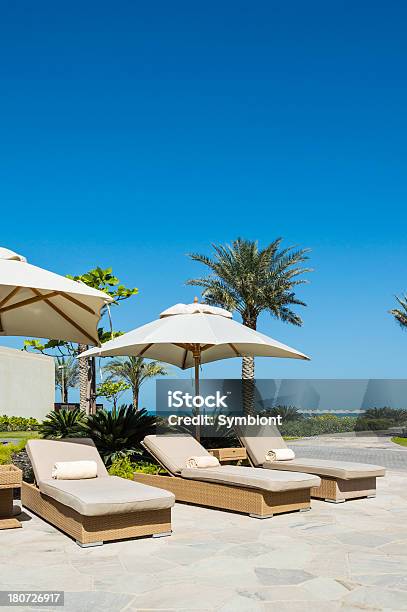 Sonnenliegen Am Pool Stockfoto und mehr Bilder von Abu Dhabi - Abu Dhabi, Blau, Chaiselongue