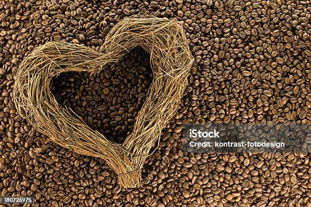 Photo libre de droit de Coeur De Grains De Café Expresso banque d'images et plus d'images libres de droit de Aliment cru - Aliment cru, Aliment rôti, Amour