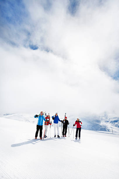 narciarstwo grupy na stok w górach - winter friendship france italy zdjęcia i obrazy z banku zdjęć