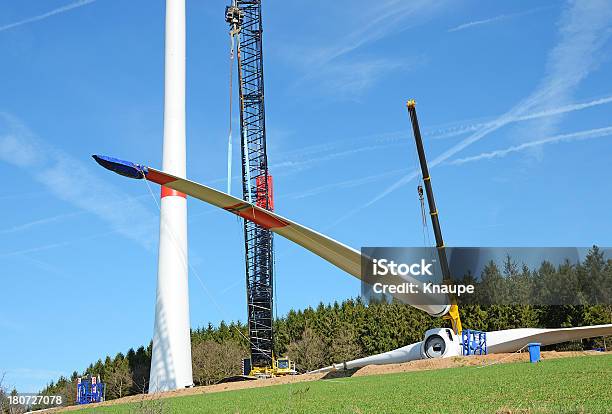 Cranes Lift Rotor Blade Auf Wind Turbine Baustelle Stockfoto und mehr Bilder von Ausrüstung und Geräte - Ausrüstung und Geräte, Bauen, Baufahrzeug
