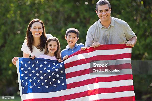 Familie Holding Amerikanische Flagge Im Park Stockfoto und mehr Bilder von 4. Juli - 4. Juli, Familie, Lateinamerikanische Abstammung