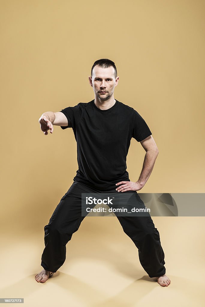 Hombre maduro prácticas de Tai Chi, foto de estudio aisladas - Foto de stock de 40-44 años libre de derechos