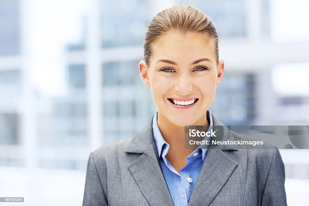 Jovem mulher de negócios sorridente - Royalty-free 20-29 Anos Foto de stock