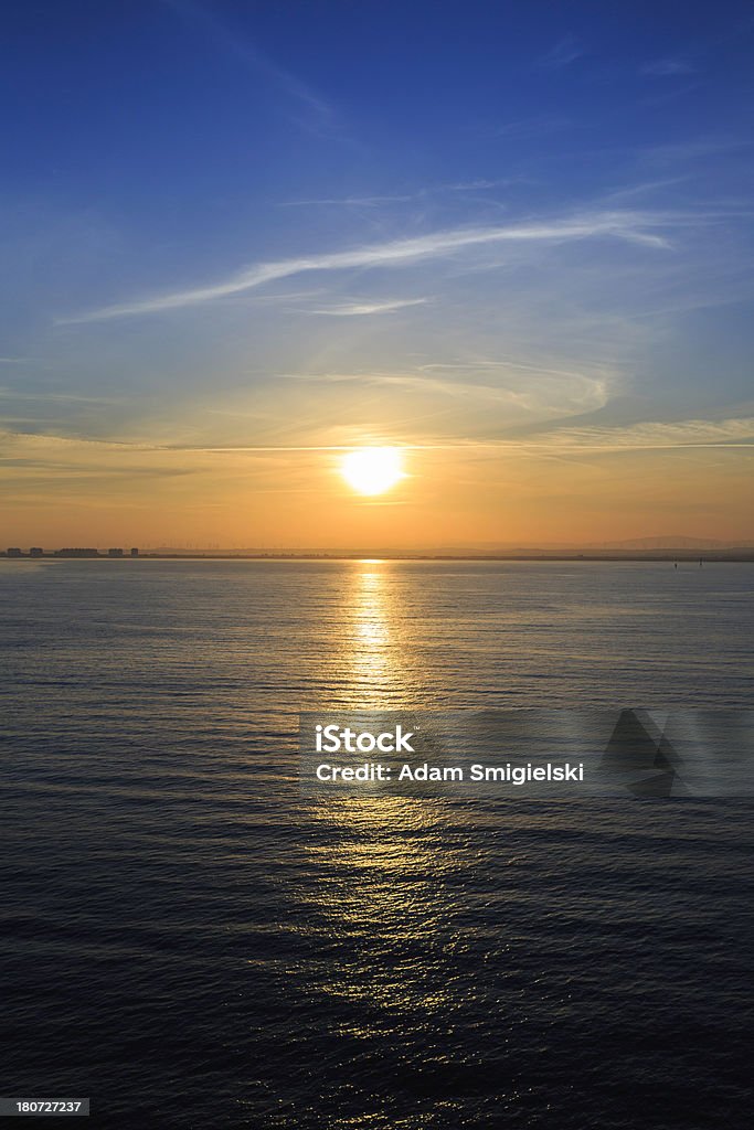 아름다운 아침입니다 썬라이즈/해질녘까지 over 바다빛 - 로열티 프리 물 위의 지평선 스톡 사진