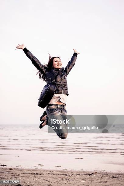 Photo libre de droit de Femme Heureuse De Sauter Sur La Plage banque d'images et plus d'images libres de droit de 1980-1989 - 1980-1989, 20-24 ans, 25-29 ans