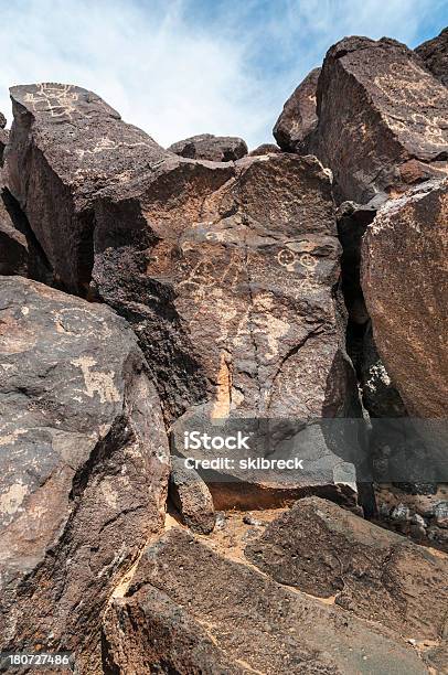 Petroglyphs De Basalto En El Monumento Nacional Del Petroglifo Albuquerq Foto de stock y más banco de imágenes de Basalto
