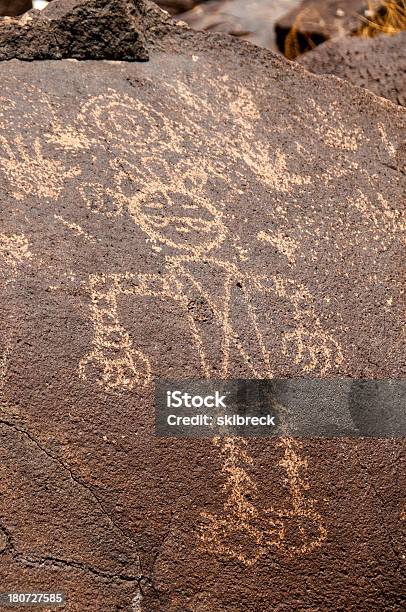 Petroglyphs De Basalto En El Monumento Nacional Del Petroglifo Albuquerq Foto de stock y más banco de imágenes de Arte