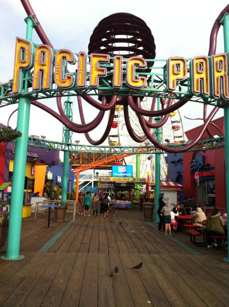 pacific park haupteingangsschild am santa monica pier - santa monica california santa monica pier amusement park stock-fotos und bilder