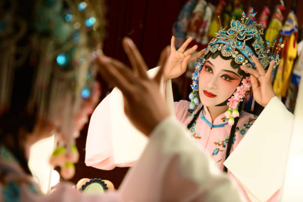 uma mulher chinesa executando a ópera de pequim no palco - performer theatrical performance stage china - fotografias e filmes do acervo