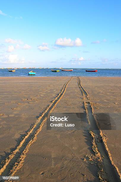 Foto de Barcos De Pesca Na Praia Tropical Brasil e mais fotos de stock de Aposentadoria - Aposentadoria, Areia, Brasil