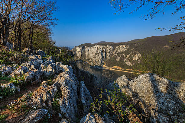 il danubio gorges - danube river serbia ravine romania foto e immagini stock