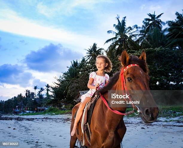 Niño Montar A Caballo Al Aire Libre Foto de stock y más banco de imágenes de Equitación - Equitación, Playa, Caballo - Familia del caballo