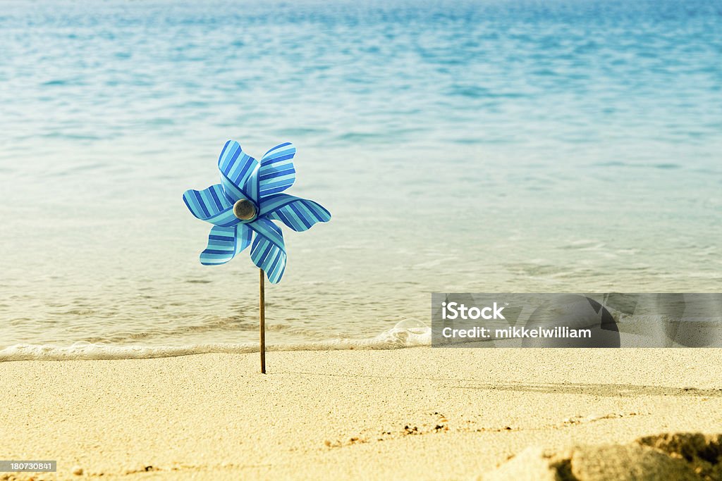 바람개비 in 처박은 해변의 - 로열티 프리 0명 스톡 사진