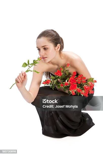 Photo libre de droit de Jeune Femme Avec Bouquet De Roses Rouges banque d'images et plus d'images libres de droit de 16-17 ans - 16-17 ans, 18-19 ans, A la mode
