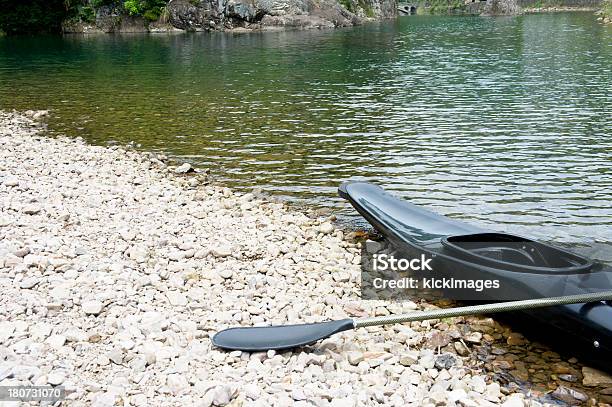 Kanu Und Paddel Am Fluss Stockfoto und mehr Bilder von Anlegestelle - Anlegestelle, Einsamkeit, Entspannung