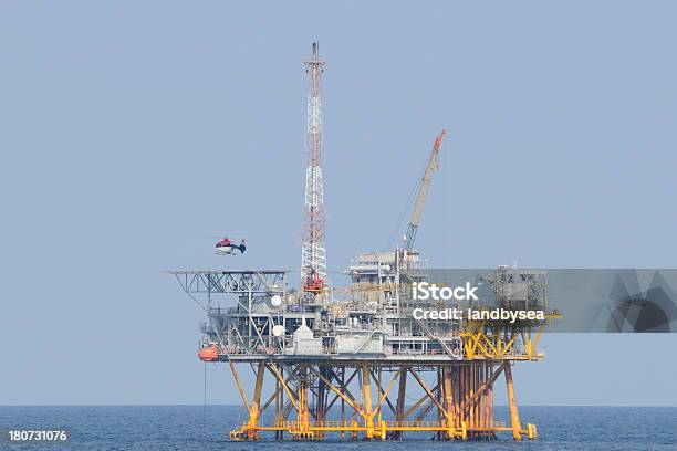 Foto de Combustível Fóssil Plataforma De Produção Com Helicóptero e mais fotos de stock de Plataforma Marítima