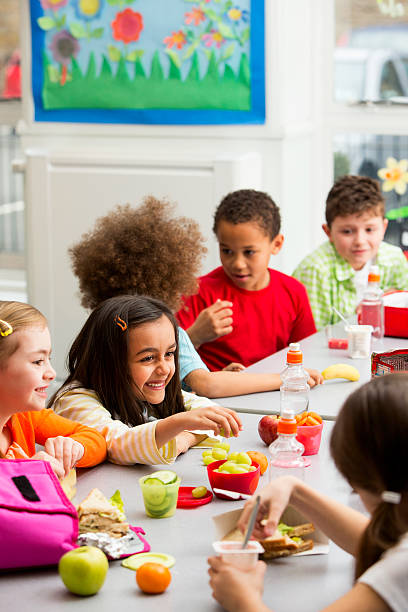 escuela la hora del almuerzo - child food fruit childhood fotografías e imágenes de stock