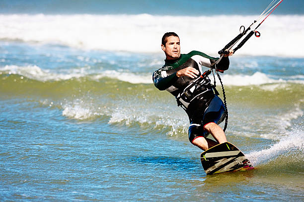 kiteboarder z koncentracją, ponieważ ziemi w surf - re2012019 zdjęcia i obrazy z banku zdjęć